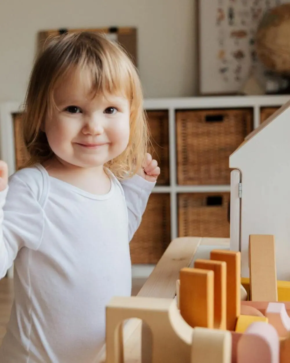 Família sorrindo com criança no espectro autista